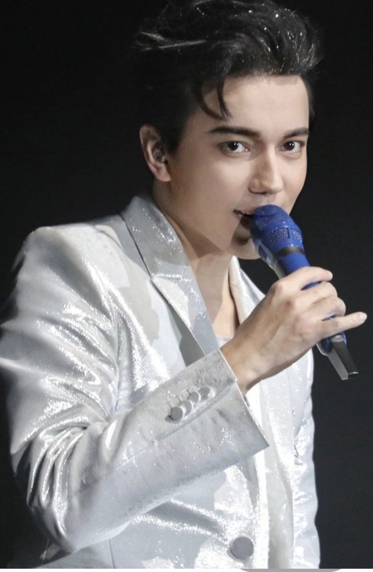 Royshellari3554's tweet photo. @jimenugysyji Dimash's music has a hypnotic, almost magical effect on people. It touches the most hidden corners of the human soul, teaches compassion, love, forgiveness.
D AND DEARS 
STRANGER IN THE CINEMAS
#Dimash https://t.co/eTqBYKa22w