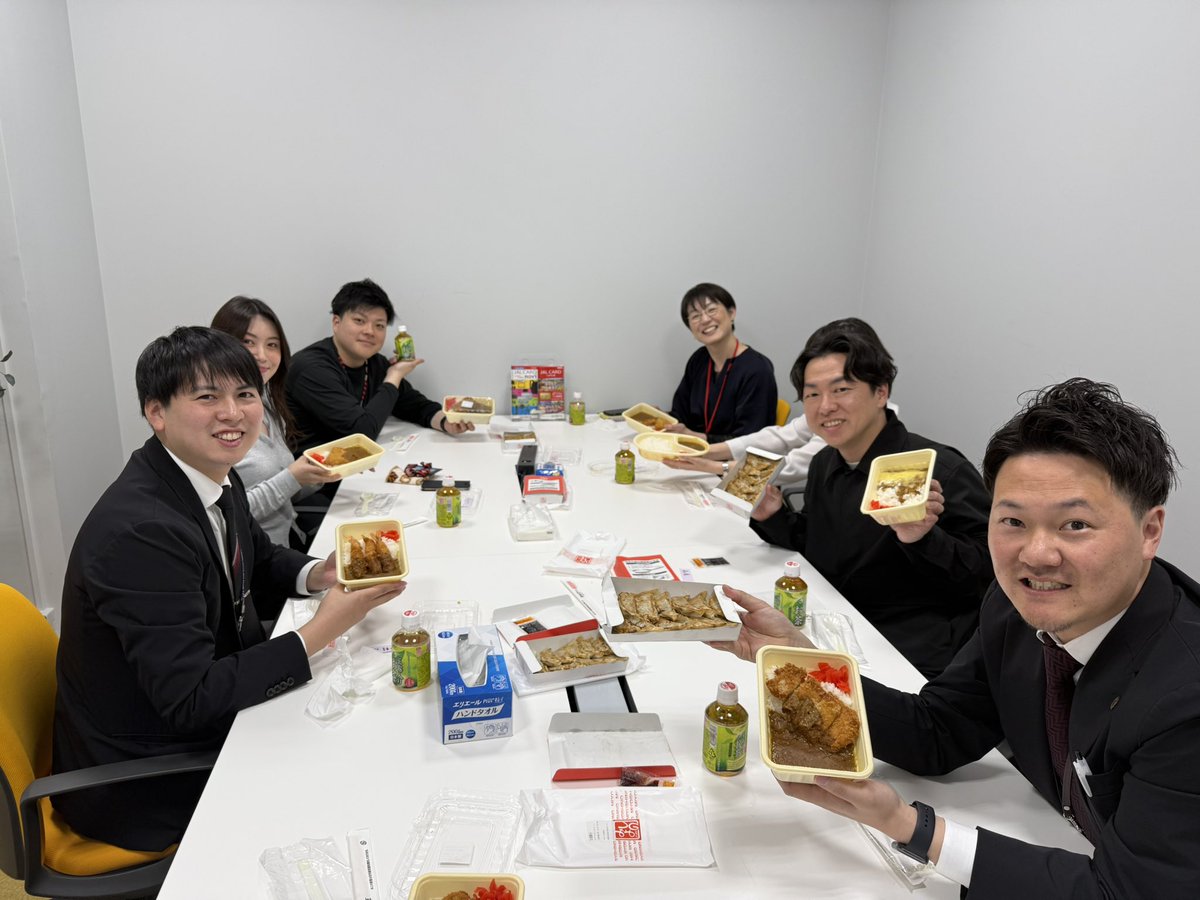 ks19880621's tweet photo. 新体制になり、様々な社内に変化が起こってますが（もちろん良い意味で）
そんな中で今日は
石水社長と社内の公募から運良く当選したメンバーでランチ会がはじめて開催されました🍚

今日のランチは パートナーのでもある
ぎょうざおカレーの「みよしの」（@miyo_spr ）さんのランチでした🥟

仕事、仕事以外の様々なざっくざらんな話ができて有意義なランチ会でした👏

#consadole
#北海道コンサドーレ札幌
@consaofficial