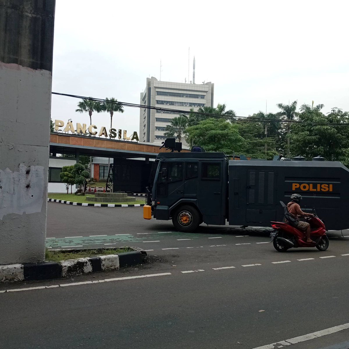 barengwarga's tweet photo. Ada apa yaa rame bener gini? 🤔 #CabutUUTNI #LawanMiliterisme https://t.co/hMiNd7jMJq https://t.co/z0WL2a65UF
