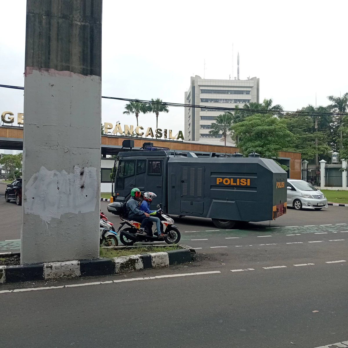 barengwarga's tweet photo. Ada apa yaa rame bener gini? 🤔 #CabutUUTNI #LawanMiliterisme https://t.co/hMiNd7jMJq https://t.co/z0WL2a65UF