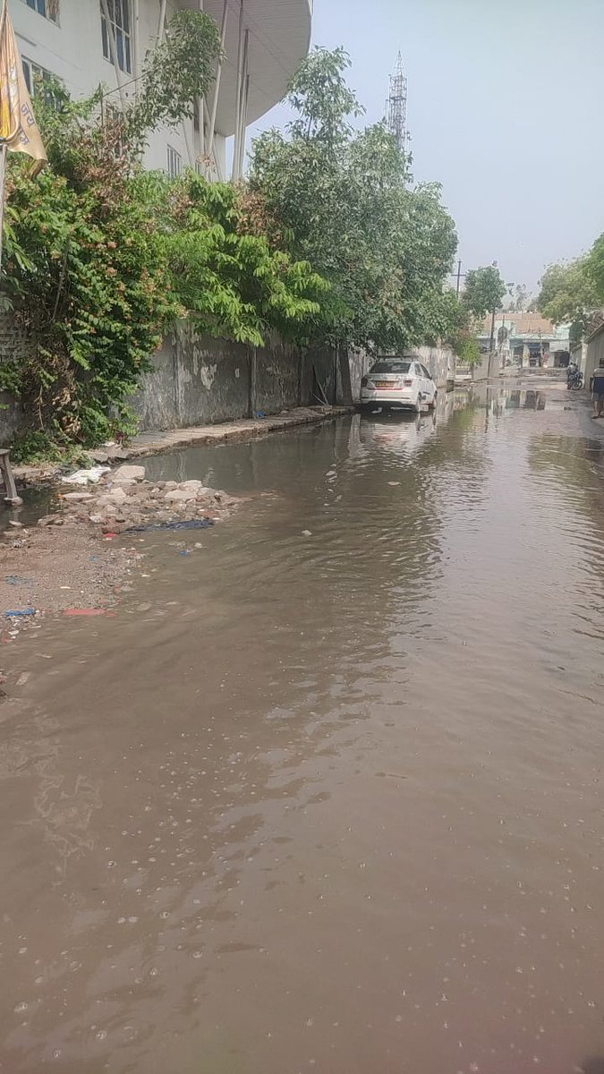 amitsri26's tweet photo. @noida_authority @myogiadityanath @CMOfficeUP @dmgbnagar @myogioffice The situation has only worsened, with no improvement in sight. It's becoming increasingly difficult to pass through, and now even children and the elderly are falling into the drain water. Urgent attention is needed! #PublicHealth #UrbanInfrastructure #UrgentAction https://t.co/ihPQFmKhU0