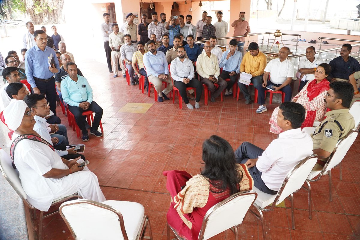 collectorUJN's tweet image. कलेक्टर श्री रोशन कुमार सिंह ने अम्बोदिया पड़ाव का निरीक्षण किया।
बिल्केश्वर महादेव मंदिर में दर्शन व अधिकारियों संग बैठक।
मार्ग दुरुस्ती, रोशनी व सभी व्यवस्थाएं 19 अप्रैल तक पूर्ण करने के निर्देश।

#PanchkroshiYatra #Ujjain #RoshanKumarSingh #DistrictCollector #MPNews