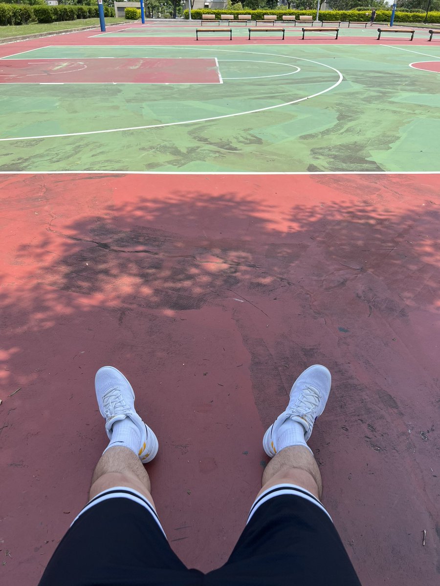 whitesockholic's tweet photo. 好天氣+好球鞋，投籃特別準🏀 https://t.co/mF9CPkcMWM