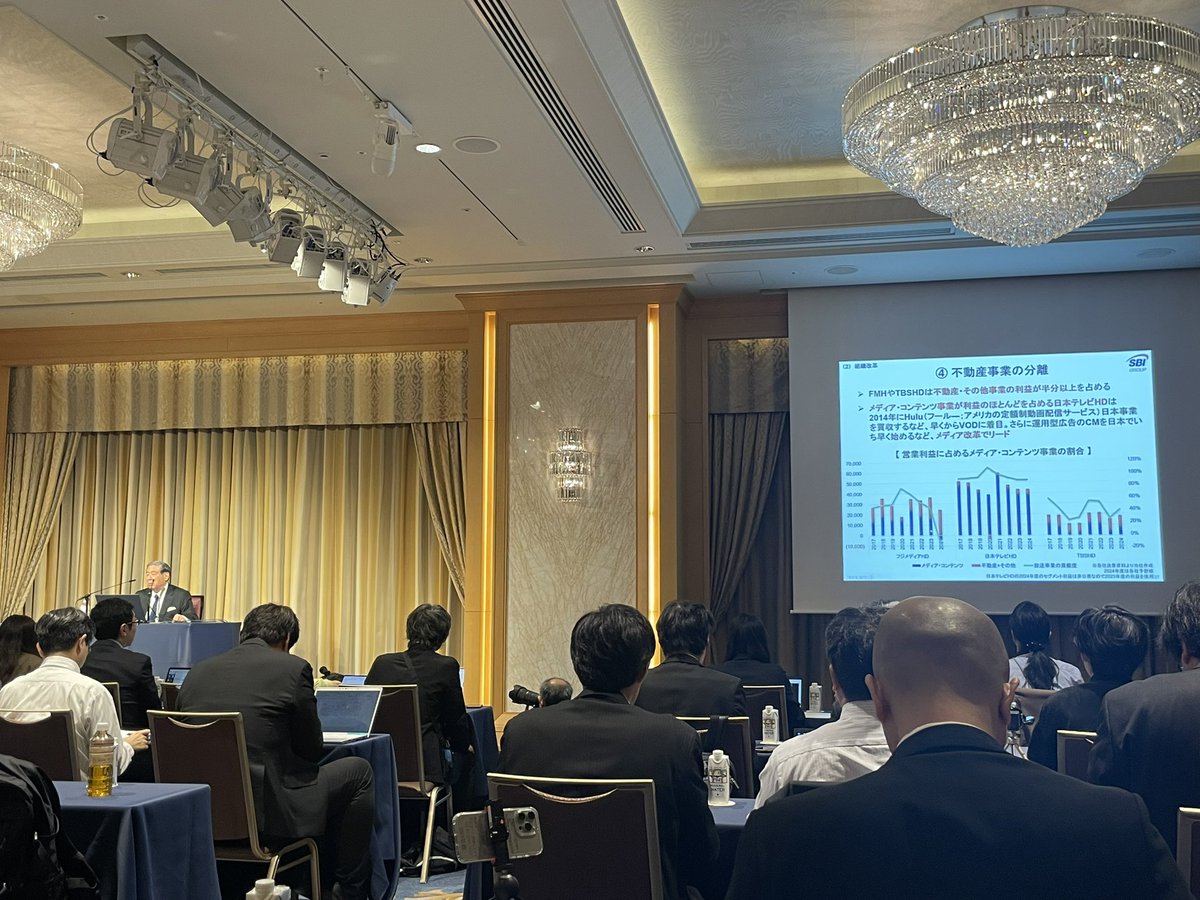 SBIホールディングス北尾吉孝会長が都内で会見中。PowerPointを駆使しフジメディアホールディングス の改革について熱弁。人事改案ではフジテレビの「清水社長を残し中心に」と語る