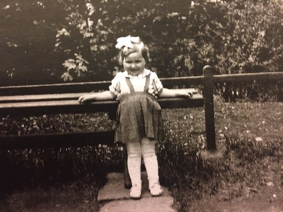 17 April 1911 | A Jewish woman, Olga Wulff, was born in Stockholm. She lived in Norway. A shop owner.

She was deported to #Auschwitz on 26 November 1942. On 1 December 1942, after selection, she was murdered in a gas chamber together with her daughter Doris.