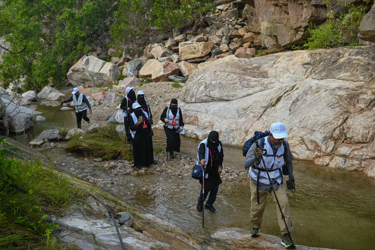 Jazan_Walkers's tweet photo. ما هي رياضة الهايكنج ..؟ 
يشير مفهوم رياضة #الهايكنج ( Hiking ) إلى التنزه على الأقدام ، وهنالك من يطلق عليها اسم الحَرْكلة للتفرقة بينها وبين المشي العادي ، ولتجنب الخلط بين المشي والهايكنج عليك أن تتذكر بأن رياضة الهايكنج تركز على المشي بين المناظر أو الطرق الطبيعية ؛ كالغابات والمتنزهات وحتى الصحاري ، بينما يشير مفهوم المشي العادي إلى المشي على الشوارع أو على الرمل أو داخل المنزل أو المشي باستخدام جهاز المشي الكهربائي ، وسيكون من الواجب عليك أن ترتدي على الأقل أحذية صالحة للمشي عند قيامك بالمشي العادي ، بينما قد تحتاج إلى ارتداء ملابس وأحذية قوية ومناسبة للهايكنج ، كما قد تضطر إلى جلب معدات أخرى لمساعدتك على البقاء بين الطبيعة ، وسيكون من الضروري لك أن تتعود على جلب الماء معك عند قيامك بالهايكنج ، وستضطر أحيانًا إلى تعلم الحلول المناسبة لإخفاء آثارك في الغابات وكيفية قضاء حاجاتك الطبيعة في تلك البيئات .
#جمعية_مشاة_وهايكنج_جازان⁩
⁧#وزارة_الرياضة⁩ 
⁧#وزارة_السياحة⁩ 
⁧#الاتحاد_السعودي_للتسلق_والهايكنج