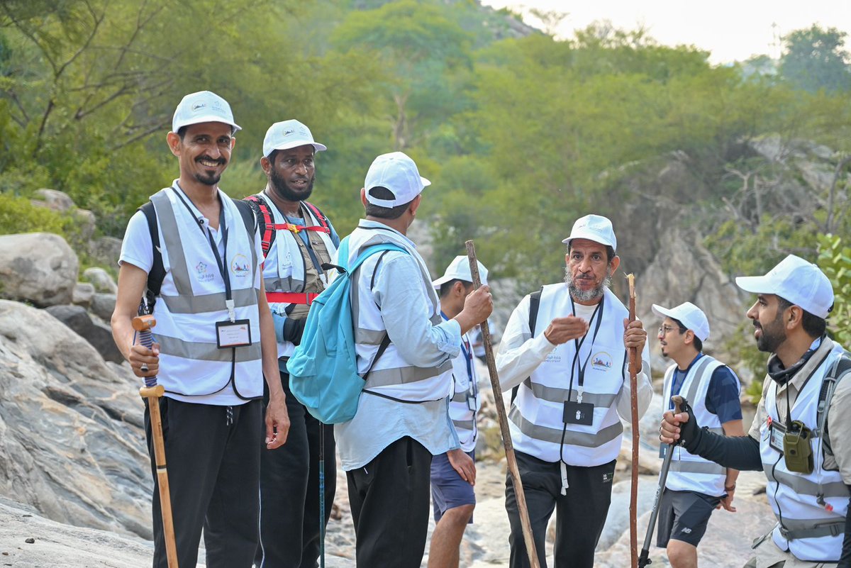 Jazan_Walkers's tweet photo. ما هي رياضة الهايكنج ..؟ 
يشير مفهوم رياضة #الهايكنج ( Hiking ) إلى التنزه على الأقدام ، وهنالك من يطلق عليها اسم الحَرْكلة للتفرقة بينها وبين المشي العادي ، ولتجنب الخلط بين المشي والهايكنج عليك أن تتذكر بأن رياضة الهايكنج تركز على المشي بين المناظر أو الطرق الطبيعية ؛ كالغابات والمتنزهات وحتى الصحاري ، بينما يشير مفهوم المشي العادي إلى المشي على الشوارع أو على الرمل أو داخل المنزل أو المشي باستخدام جهاز المشي الكهربائي ، وسيكون من الواجب عليك أن ترتدي على الأقل أحذية صالحة للمشي عند قيامك بالمشي العادي ، بينما قد تحتاج إلى ارتداء ملابس وأحذية قوية ومناسبة للهايكنج ، كما قد تضطر إلى جلب معدات أخرى لمساعدتك على البقاء بين الطبيعة ، وسيكون من الضروري لك أن تتعود على جلب الماء معك عند قيامك بالهايكنج ، وستضطر أحيانًا إلى تعلم الحلول المناسبة لإخفاء آثارك في الغابات وكيفية قضاء حاجاتك الطبيعة في تلك البيئات .
#جمعية_مشاة_وهايكنج_جازان⁩
⁧#وزارة_الرياضة⁩ 
⁧#وزارة_السياحة⁩ 
⁧#الاتحاد_السعودي_للتسلق_والهايكنج