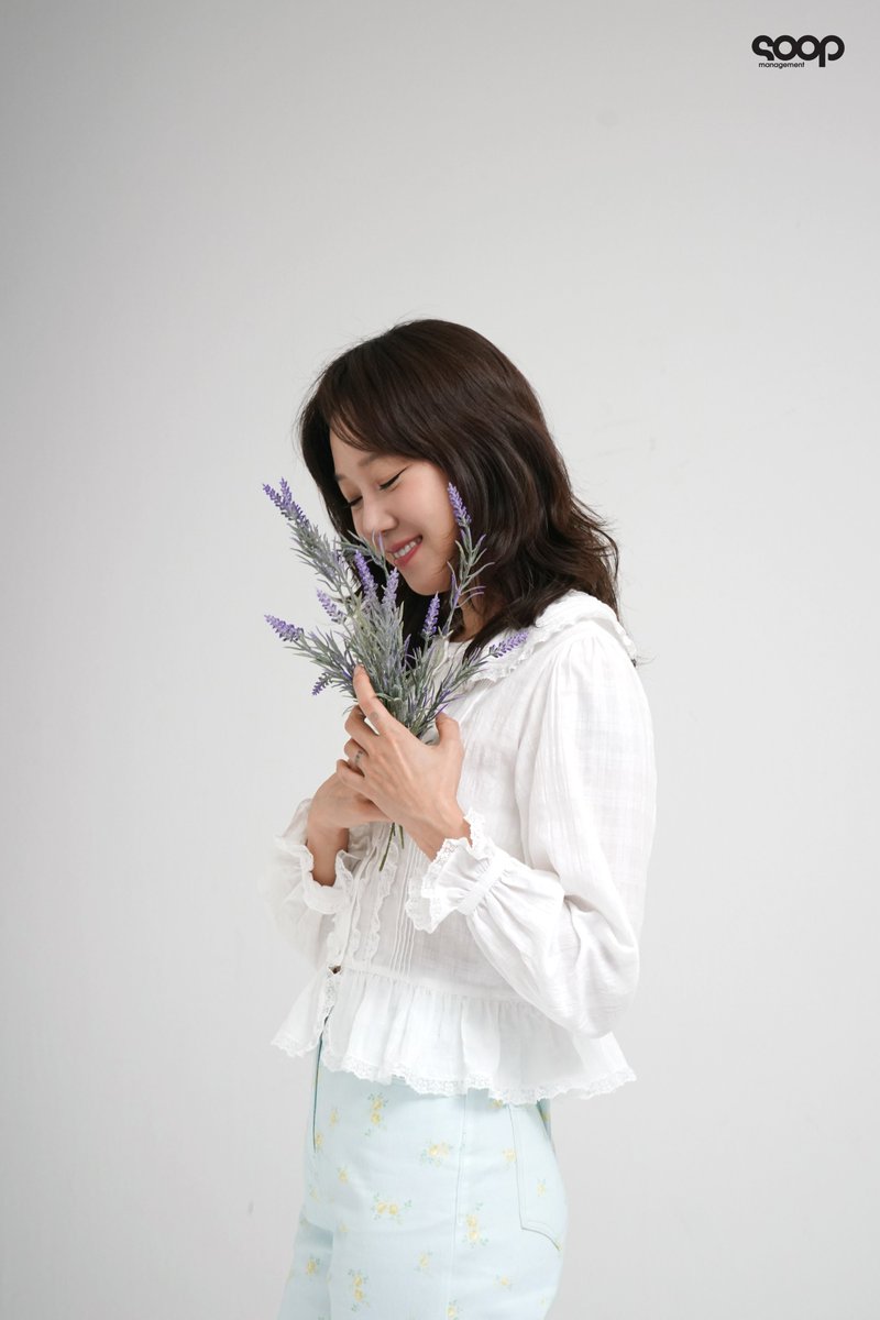 soop_ent's tweet photo. 반짝이는 미소는 말갛고 귀여운데..
또 청순하고 예뻐.ᐟ.ᐟ

ㄴ주어: #공효진 https://t.co/2TPZPVDDc9