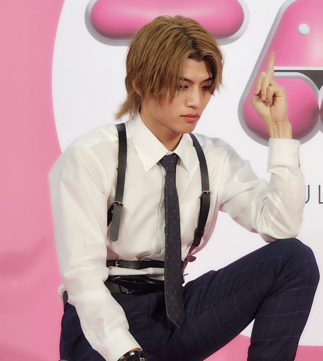 除了帥之外。。。
手也好美🥹
但我想知道那是中指還是食指😂