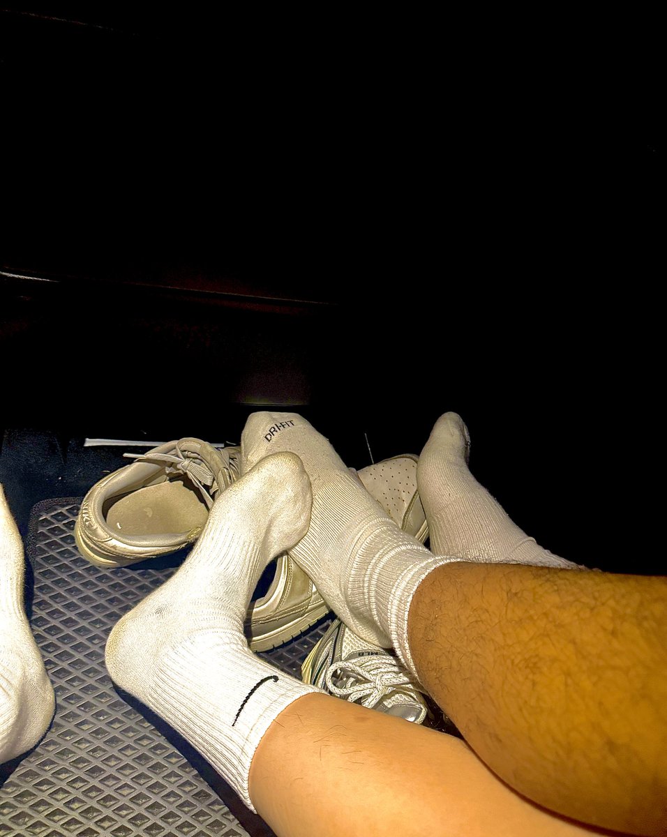 ccddcd_'s tweet photo. 跟直男室友訓練完在車上換鞋子 有騷狗伺候嗎？#直男 #男大學生 #運動 #賣原味  #主 https://t.co/DAYiLsDIQo