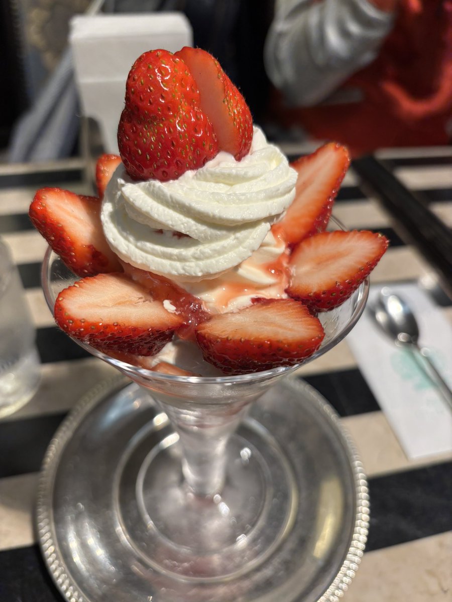 【戦後80年記念 桂春蝶特別公演 落語と文学の会in神戸】

雨の中お越しいただいた皆さま、本当にありがとうございました。
『ニライカナイで逢いましょう』と『火垂るの墓』の組み合わせを神戸という地で出来て感無量でした。いつか沖縄で出来たら…新たな夢です😌

打ち上げの〆はご褒美苺パフェ🍓