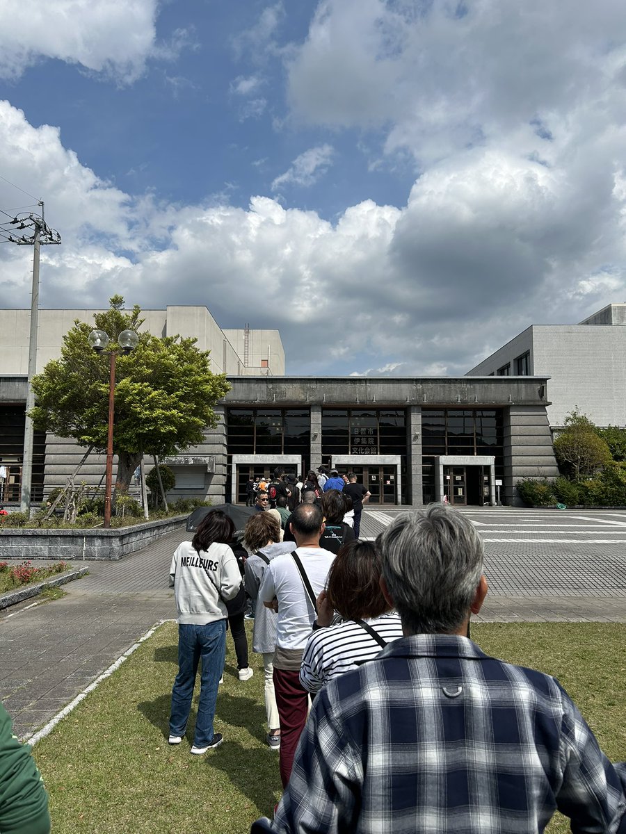 rabuko1225's tweet photo. 長渕剛ライブHOPE
伊集院文化会館、物販１４時30分より
すでに列が・・・ https://t.co/Y43PYX3LbF
