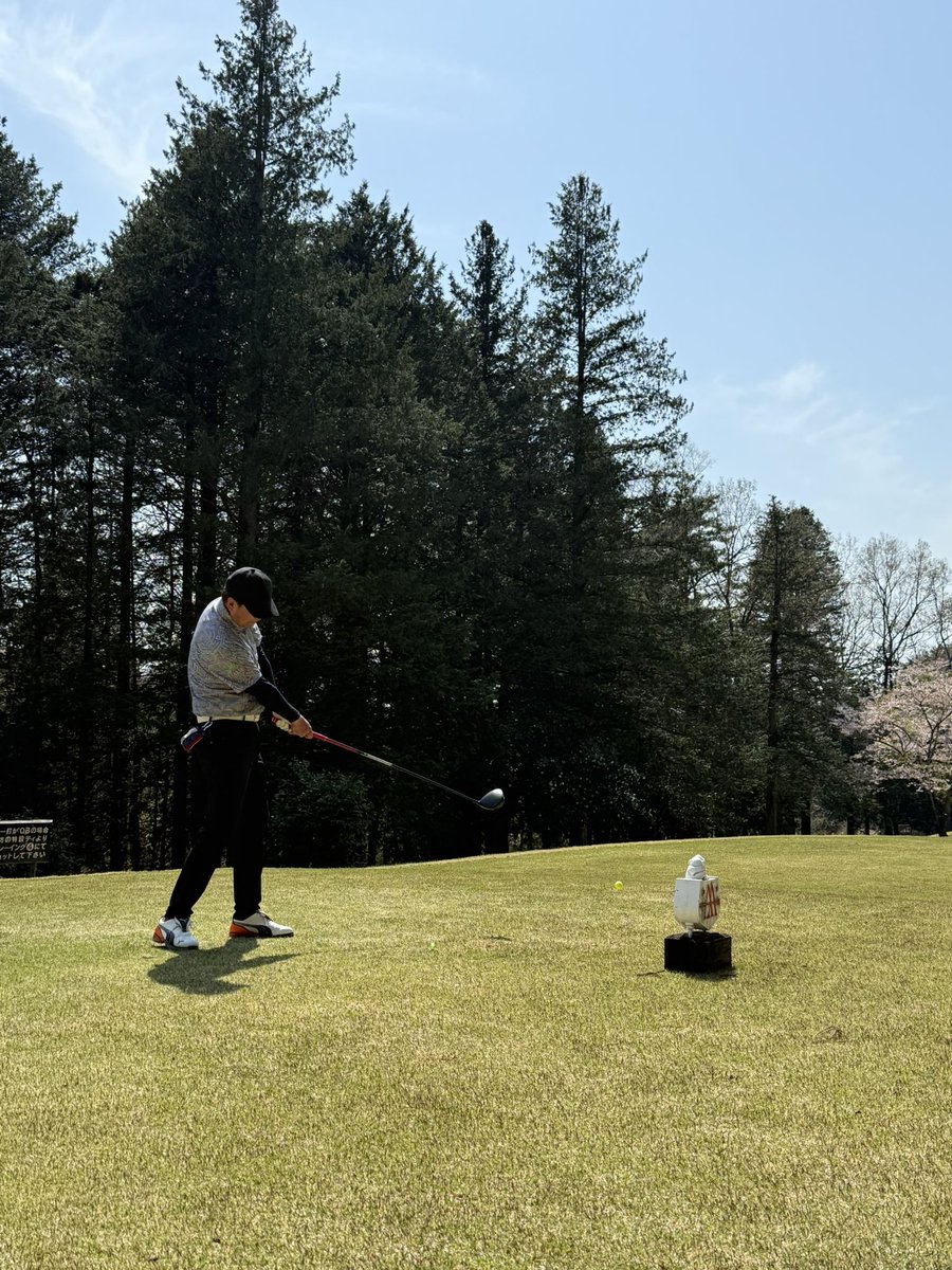 u_key0402's tweet photo. 本日は初夏の陽気の中、メーカーさんご協力の元、ゴルフ場でのプレミアムラウンド試打会を開催⛳️
新商品をラウンドしながら試打出来るなんて…最高です!
メーカーさん・お客様、ありがとうございます😊
@PRGR_JAPAN
#rsspeed
#crystalegg
#ナイスクリスタル https://t.co/KzcJR89GTa