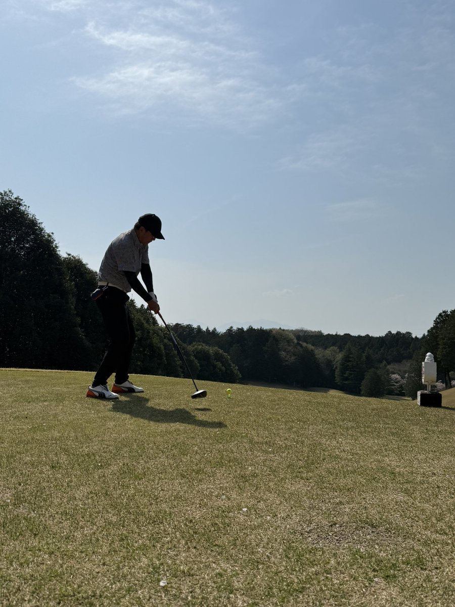 u_key0402's tweet photo. 本日は初夏の陽気の中、メーカーさんご協力の元、ゴルフ場でのプレミアムラウンド試打会を開催⛳️
新商品をラウンドしながら試打出来るなんて…最高です!
メーカーさん・お客様、ありがとうございます😊
@PRGR_JAPAN
#rsspeed
#crystalegg
#ナイスクリスタル https://t.co/KzcJR89GTa