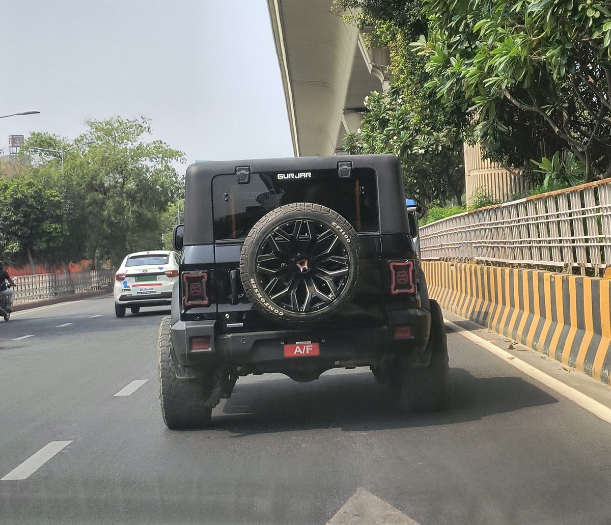 Mayankfiib's tweet photo. यदि आपकी गाड़ी में नंबर प्लेट नहीं है और आप रसूख दार हैं ,गाड़ी पर काली फिल्म है, और गाड़ी में अवैध हूटर लगा है तो आसानी से नोएडा की सड़कों पर निकल जाएंगे कोई खौफ नहीं है सड़कों पर @dcptrafficnoida का,विकास मार्ग होते हुए दिल्ली नोएडा के रास्ते में ना कोई पिकेट है ना कोई चेकिंग। https://t.co/ptBrEFDG0g