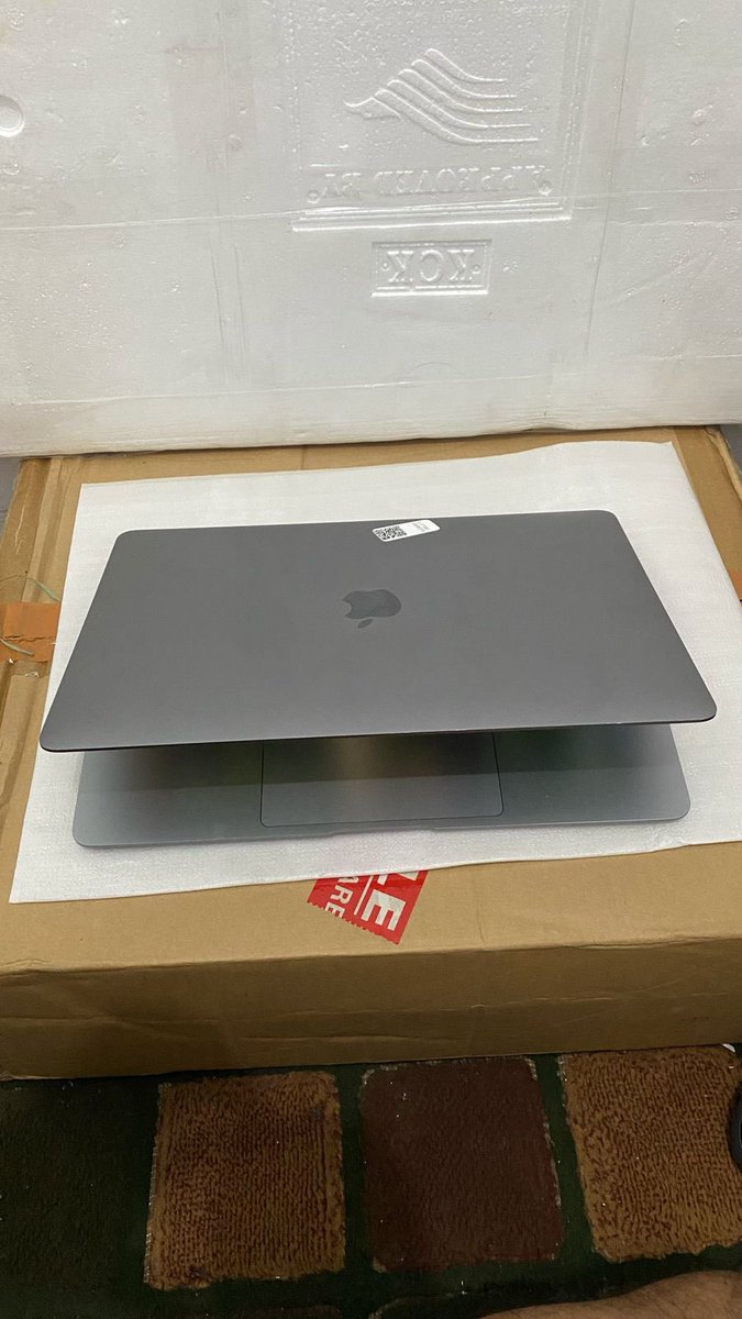 auoreou's tweet image. Bismillah WTS Macbook Air 2020 i3 8/128GB 13 inch cc 286, nominus pemakaian pribadi alasan dijual mau upgrade lok bandung 6.5 nego tipis #zonauang #jualmacbook #jualmacbookair