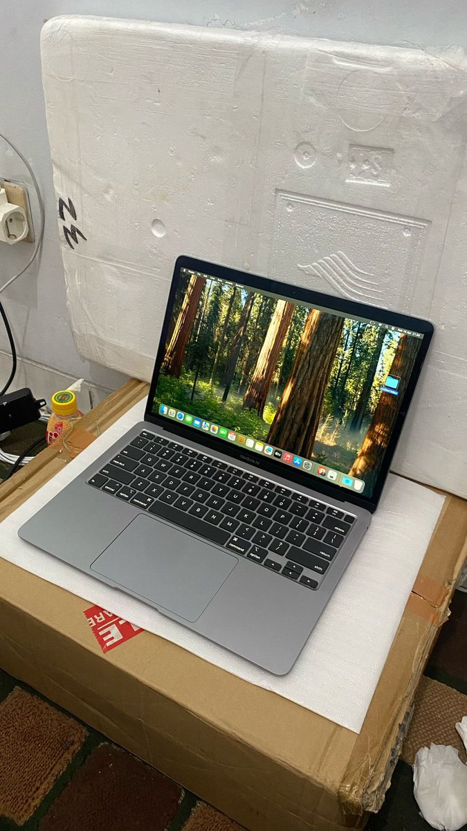 auoreou's tweet image. Bismillah WTS Macbook Air 2020 i3 8/128GB 13 inch cc 286, nominus pemakaian pribadi alasan dijual mau upgrade lok bandung 6.5 nego tipis #zonauang #jualmacbook #jualmacbookair