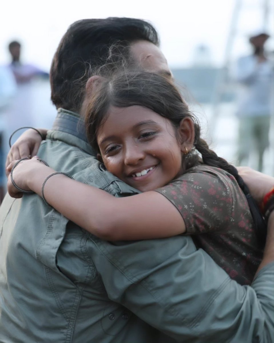 Child Actor Veda Agrawal (@meghmadhav21) on Twitter photo <a href="/iamsunnydeol/">Sunny Deol</a> ji ke saath ek priceless moment. Veda ki journey mein ek aur golden chapter…
Ek maa ke liye sabse badi khushi hoti hai apne bachpan ke hero ko apni beti ke sath dekhna... iss pal mein sirf shukriya hai.❤️
#SunnyDeol #VedaMoments #Jaat #TeluguCinema #veda <a href="/iamsunnydeol/">Sunny Deol</a> ji ke saath ek priceless moment. Veda ki journey mein ek aur golden chapter…
Ek maa ke liye sabse badi khushi hoti hai apne bachpan ke hero ko apni beti ke sath dekhna... iss pal mein sirf shukriya hai.❤️
#SunnyDeol #VedaMoments #Jaat #TeluguCinema #veda