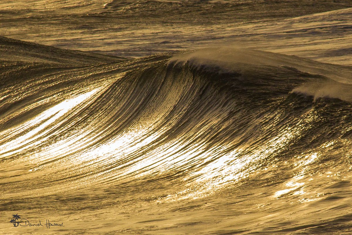 OceanArtwork's tweet photo. Im back . . .  havent used this platform since it became X 
so I thought its about time I got back onboard
It looks like theres going to be some big waves in the next few days . . . So Im getting all my gear ready
these shots are from a big swell at dawn a few years back https://t.co/VuYYBPETaR