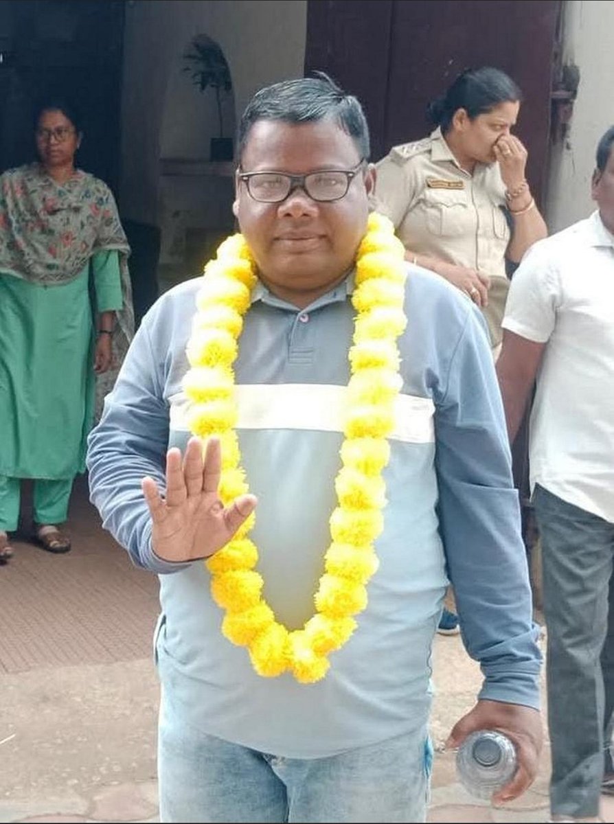 BrethrenIndia's tweet photo. DARK DAY FOR INDIAN DEMOCRACY: Mahendra Hembram, convicted for burning alive Graham Staines &amp; his 2 sons, released on 'good behaviour' after 25 yrs. Welcomed with garlands &amp; 'Jai Shri Ram' chants by Hindutva fanatics.

Celebrating murder is the new normal. Utterly Shameful. https://t.co/Pp3eXo5Yah