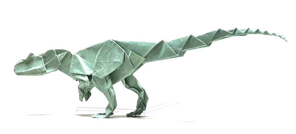#恐竜の日 #恐竜 #折り紙
本日、4月17日は「恐竜の日」ということで
久々に過去の作品を引っ張り出してみました。
何年前だろう？十数年前？の作品。
懐かしい・・・

通常版
　Allosaurus fragilis

　不切正方一枚折り