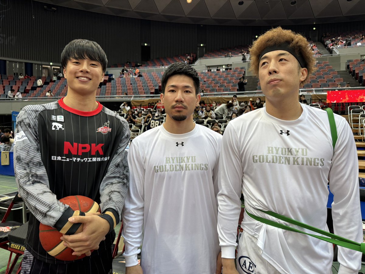 大阪エヴェッサ (@osakaevessa) on Twitter photo 📸『11月 初再会からの軌跡』
拝啓 #岸本隆一 選手。
今シーズン中、#牧隼利 選手との写真をたくさん撮らせていただき、ありがとうございました!!
1月対戦時にカメラを向くことすらおやめになられた際はどうなることかと思いましたが、目線を取り戻せて安心いたしました🙂↕️
#大阪エヴェッサ 📸『11月 初再会からの軌跡』
拝啓 #岸本隆一 選手。
今シーズン中、#牧隼利 選手との写真をたくさん撮らせていただき、ありがとうございました!!
1月対戦時にカメラを向くことすらおやめになられた際はどうなることかと思いましたが、目線を取り戻せて安心いたしました🙂↕️
#大阪エヴェッサ