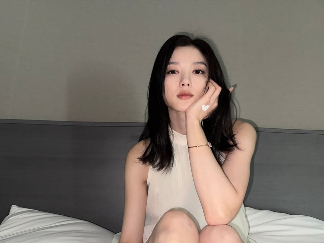 Iceprincessyoo's tweet photo. I see Bobbi Brown is working hard this month 🤭
#KimYooJung #KimYouJung #BOBBIBROWN https://t.co/BWpJhMTfkU