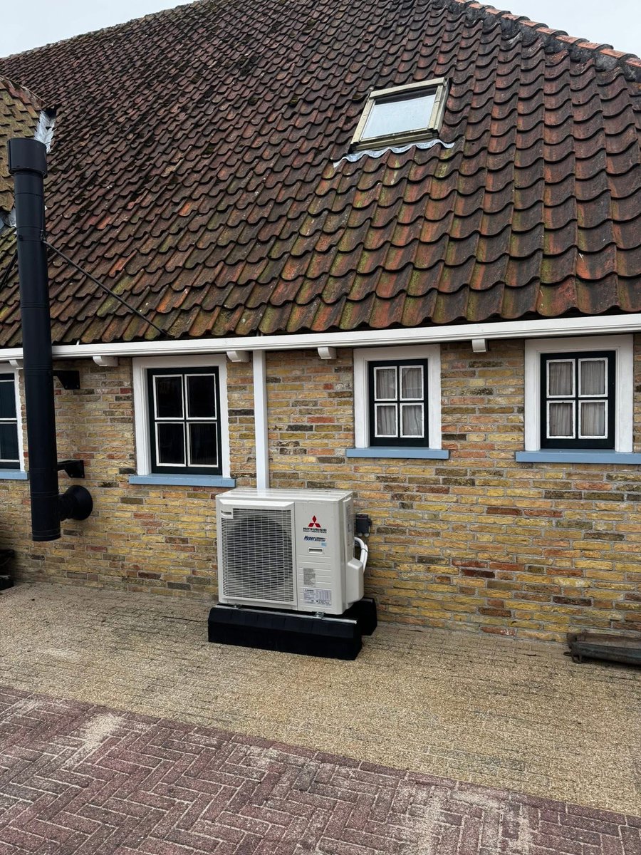 CampingDeKooi's tweet photo. Met dank aan D&amp;G Airco Service deze warmtepomp laten installeren. Met de 82 zonnepanelen die we hebben liggen op de daken is dit weer stapje verder in onze verduurzaming. Tot ziens @CampingDeKooi #terschelling #wadden #camping #meivakantie #zomervakantie #vakantie https://t.co/CsTABJXfVU