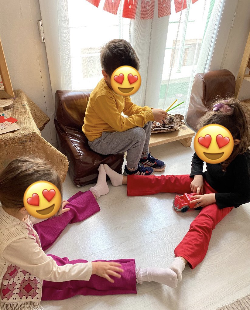 günaydın ☀️ sınıfta hafiften serin esintiler devam ediyor kızlar arabasını almış oynuyor güzel oğlum da oturmuş başlarında bekliyor mazallah arabanın başına her an bi iş gelebilir :)