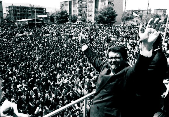 HuseyinYayman's tweet photo. Büyük devlet ve millet adamı 8. Cumhurbaşkanımız Turgut Özal'ı 32. vefat yıldönümünde saygı, rahmet ve şükranla anıyorum

Sizi şahsen tanımaktan ve Türkiye’ye yön veren fikirlerinizin kitabını yazmaktan gurur duyuyorum

“21. Yüzyıl Türkiye yüz yılı olacaktır” diyen ve milletimize özgüven aşılayan büyük reformcu #TurgutÖzal milletimizin kalbindedir

Mekânı cennet ruhu şad olsun🇹🇷