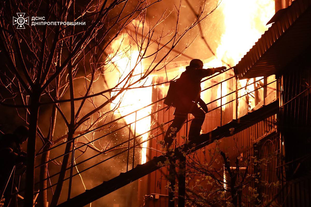 Gerashchenko_en's tweet photo. Three people killed by the massive Russian attack on Dnipro last night. One of them is a child.

28 more people injured, including 4 children.

A lot of buildings and vehicles damaged. It took 173 rescuers to put out the fires caused by the Russian attack. https://t.co/UwQqjHJxv7