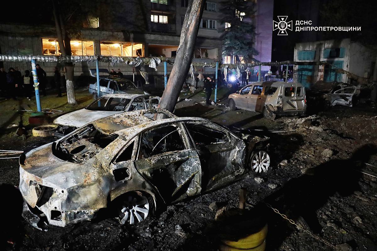 Gerashchenko_en's tweet photo. Three people killed by the massive Russian attack on Dnipro last night. One of them is a child.

28 more people injured, including 4 children.

A lot of buildings and vehicles damaged. It took 173 rescuers to put out the fires caused by the Russian attack. https://t.co/UwQqjHJxv7