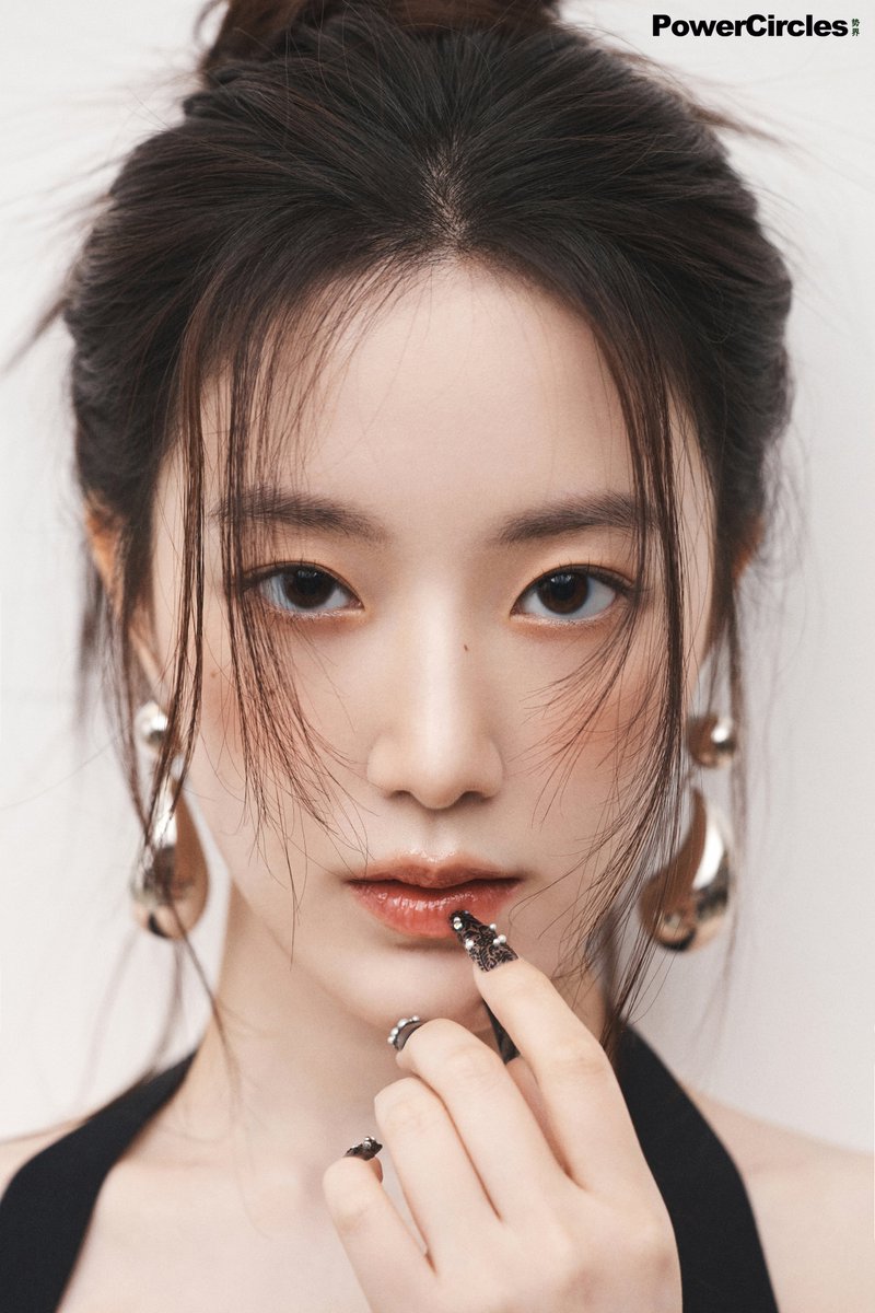 official_i_dle's tweet photo. #SHUHUA x #势界POWERCIRCLES

#여자아이들 #GIDLE
#슈화 https://t.co/iZEp0BMvkG