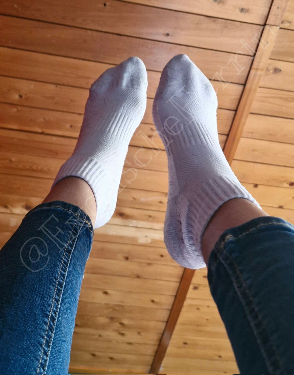 Guten Morgen #Feetlover 

Hoch die #Füße Wochenende 🙌🏾👸🏾
Wie genießen wir das - RICHTIG 

Frühstück ans Bett☕️🥐 und DU auf die Knie 😈🧎🏼‍♂️

ANTRETEN- ABDRÜCKEN- ABTRETEN