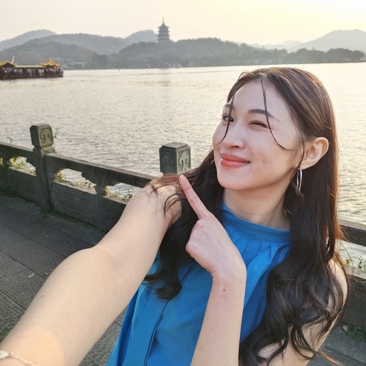 vivo_indonesia's tweet image. Gak bisa banget ya liat yang manis-manis kayak gini~

Siap-siap makin oleng liat @_shanindira spill semua spek yang lebih dari #vivoV50Lite!

Dari yang cakep luar dalem, sampe fitur yang bikin HP lain minder 😮‍💨  #LebihTipisLebihKuat 

Join sekarang di sini youtube.com/live/dqoJQ3S2s…
