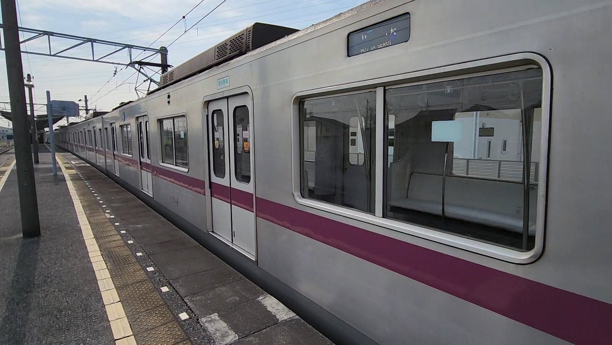 ankr_447's tweet photo. 2025.04.17
東京地下鉄8000系8104F
臨回49S 廃車回送

渡瀬駅で眺めました
6次車を除いて座席モケットが撤去されておりました
長年の活躍お疲れ様でした https://t.co/4vrdFsHLk2