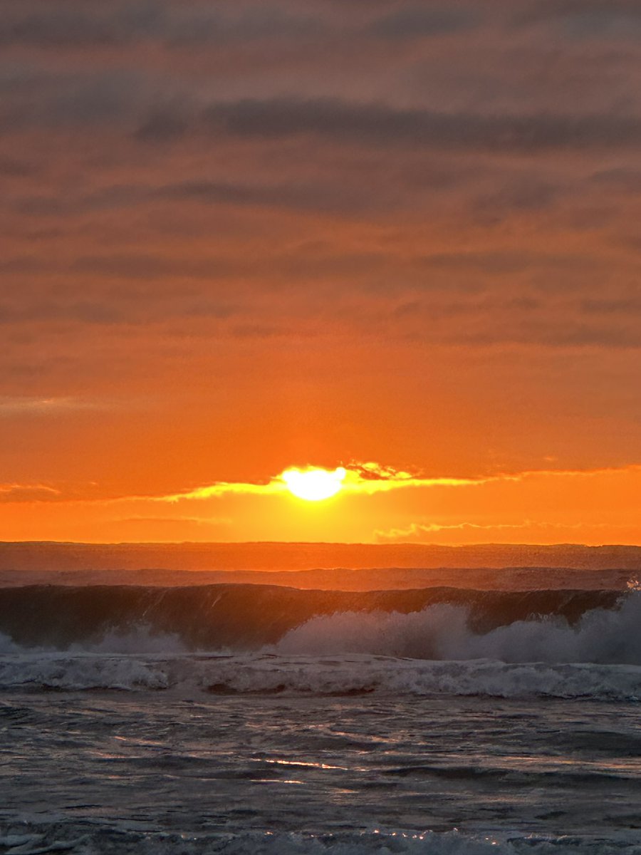 7:02 AM amanece y se aprecia el sol ☀️ en todo su esplendor, por escasos segundos ocultándose detrás de una nube que cubre el horizonte. Así se disfruta Costa Azul , La Paloma Rocha <a href="/Uruguay_Natural/">Uruguay Natural</a> <a href="/MAmbienteuy/">Ministerio de Ambiente</a> <a href="/TurismoRocha/">Turismo Rocha</a>