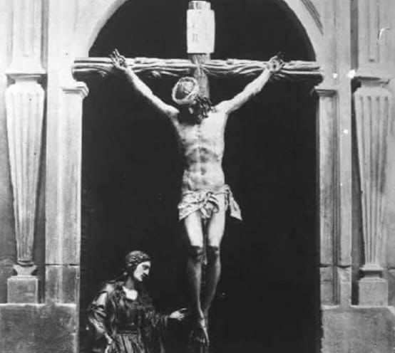 Foto del auténtico Cristo de la Buena Muerte (conocido como Cristo de Mena) en la puerta de su Iglesia malagueña, momentos antes de ser quemado por los rojos (cumpliendo con la normativa vigente, hay que hacer memoria histórica).