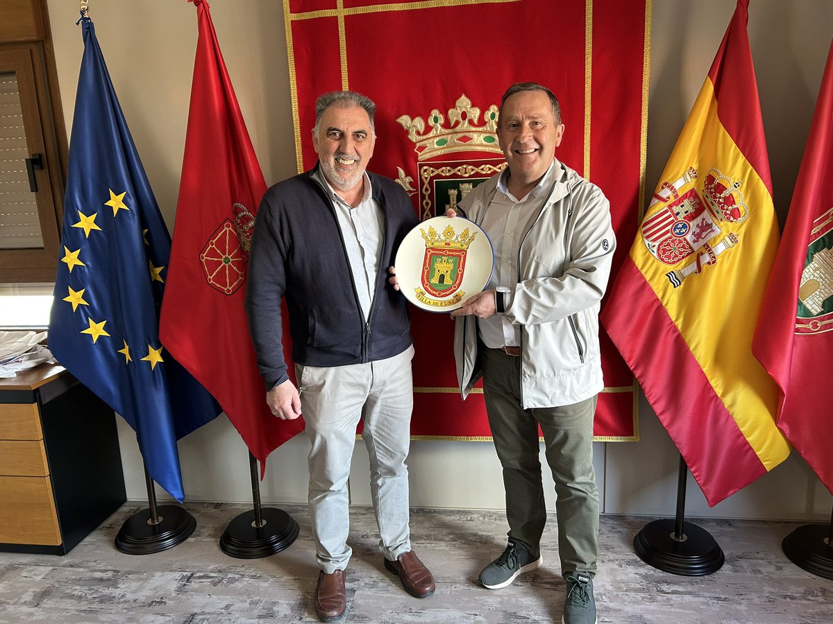 fedfutnavarra's tweet photo. @CD_LARRATE @etxarrike @CDFunes 🏅 El alcalde de Funes, Ignacio Felipe, tiene un detalle con #FNF y los equipos protagonistas de la final:
🔵 @CD_LARRATE
🔴 @etxarrike
🗓️ Jueves, 17 abril
🕔 17:00
🏟️ 'Juan Bertol', @CDFunes
🏆 FINAL #CopaFNF- Karbel
📺 #DirectoFNF 👇
https://t.co/VVFI7wfKin https://t.co/gzOmBr1QqP