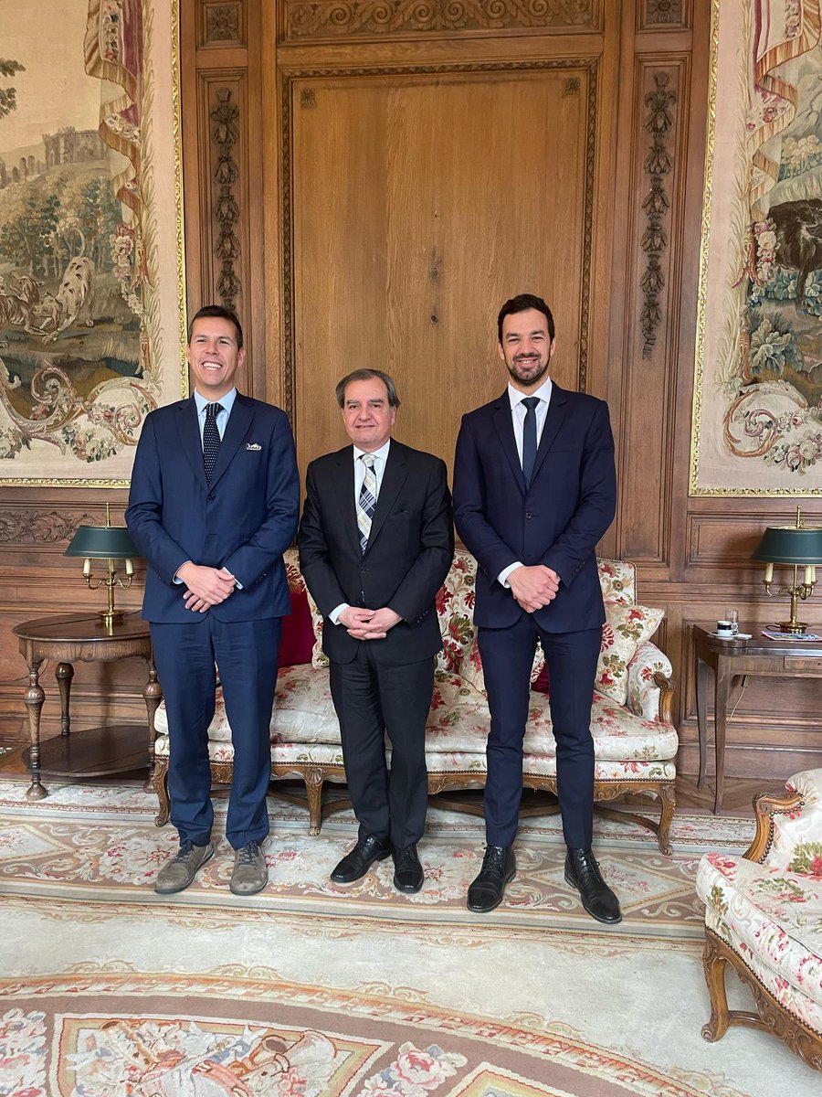 Embajada de Chile en Francia (@embchilefrancia) on Twitter photo Emb Fernández recibe a alcaldes Claudio Castro <a href="/munirenca/">Municipalidad Renca</a> y Tomás Vodanovic <a href="/munimaipu/">Municipio de Maipu</a> en su visita a Paris en marco de reuniones de alcaldes en <a href="/OCDE_fr/">OCDE</a> . Intercambian sobre diversos aspectos de coop descentralizada e intercambio de buenas prácticas entre gob locales 🇨🇱 y 🇫🇷 Emb Fernández recibe a alcaldes Claudio Castro <a href="/munirenca/">Municipalidad Renca</a> y Tomás Vodanovic <a href="/munimaipu/">Municipio de Maipu</a> en su visita a Paris en marco de reuniones de alcaldes en <a href="/OCDE_fr/">OCDE</a> . Intercambian sobre diversos aspectos de coop descentralizada e intercambio de buenas prácticas entre gob locales 🇨🇱 y 🇫🇷