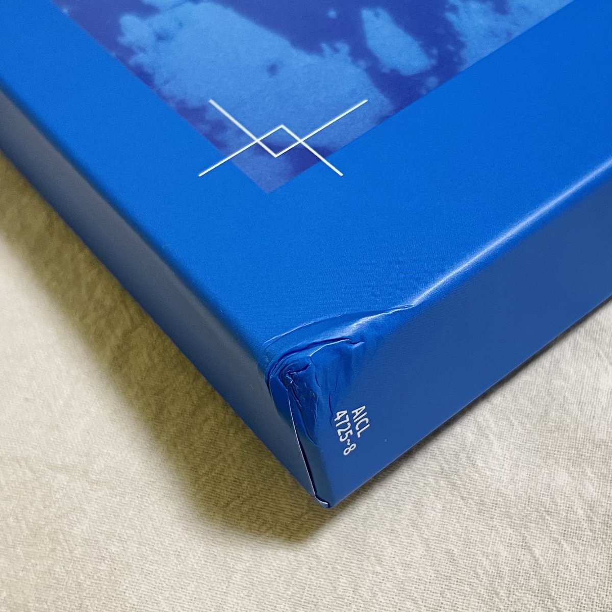 490m_'s tweet photo. 完全生産限定盤届いた！んだけど、メガジャケどころか三方背ケースと中身の写真集の角が潰れててすごく悲しい。もうAmazonでCD買うのやめようかな。返品するかめちゃくちゃ迷ってる… https://t.co/hwdvMDRTru