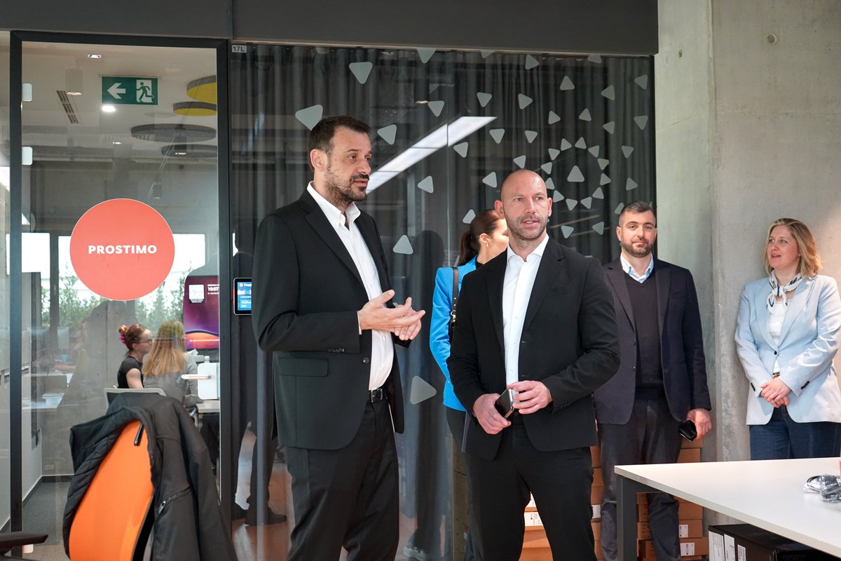 mpudt_rh's tweet photo. Ministar Habijan posjetio je @Infobip čime #MPUDT nastavlja i produbljuje suradnju i s privatnim sektorom.
Digitalna transformacija 🇭🇷 društva, gospodarstva i uprave na kojoj radimo moguća je jedino uz sinergiju privatnog sektora, akademske zajednice i države 🇭🇷. https://t.co/pefIUVDapK