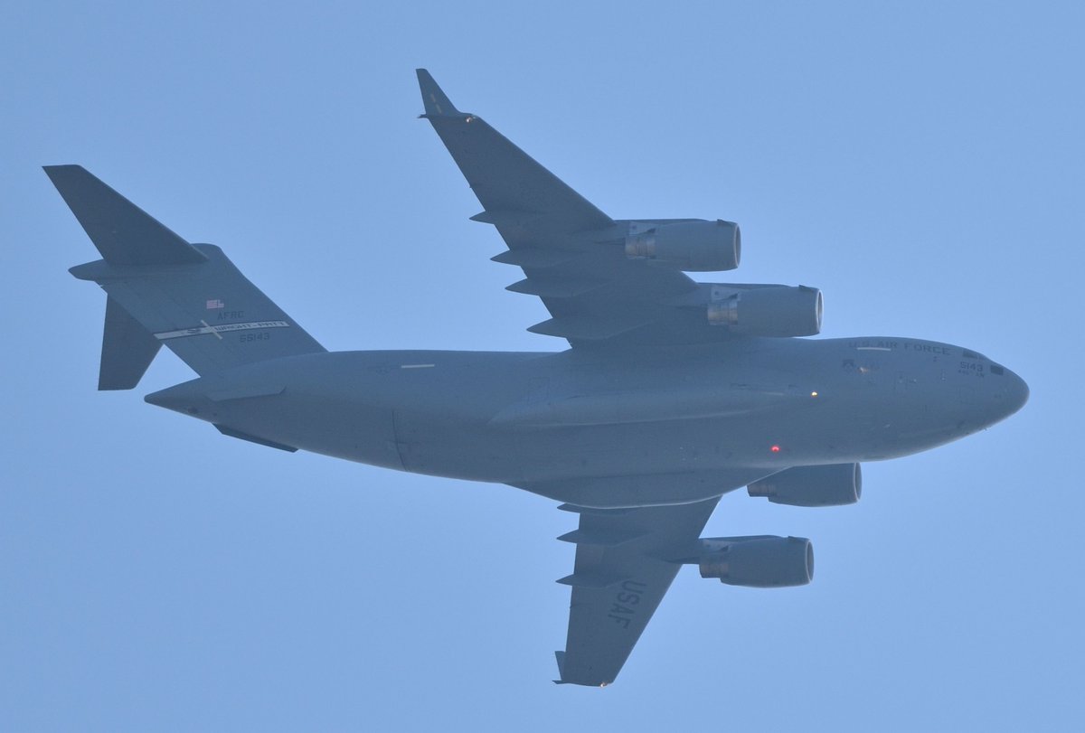 tomcat_alte's tweet photo. 先日の厚木基地の続きと本日の飛行機ウォッチ。
厚木基地近くで撮影ですが横田基地行きの機体を😅
まずはAFRCのグロマス。そして豆粒オスプレイ💦
最後は今日のお散歩時に再会したAFRCのグロマスです。ちょうどお散歩時に横田基地を離陸しました😃
全て逆光なのが残念・・・💦
#横田基地
#C17A
#CV22B https://t.co/mj0Aj4onPR