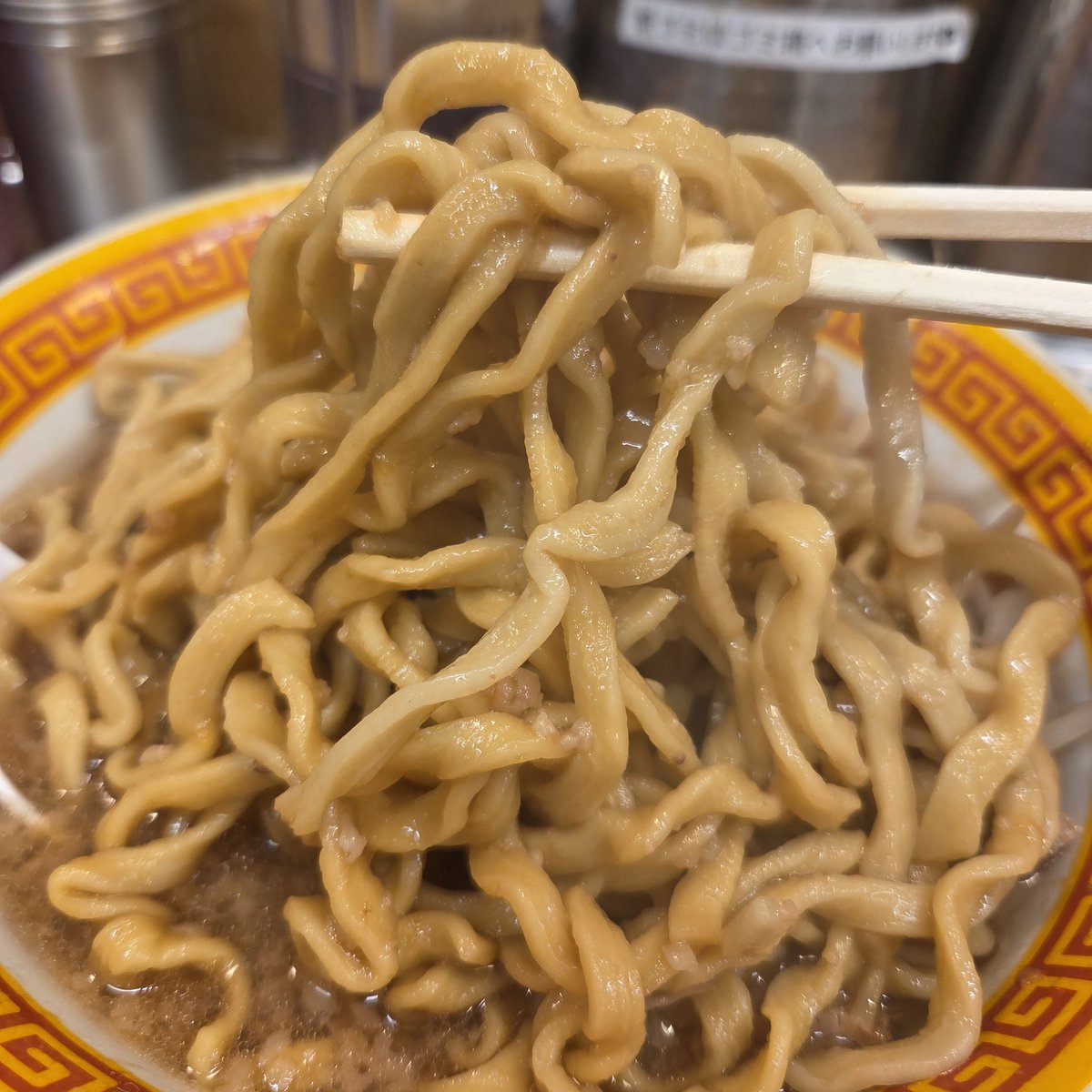 えどもんど@新橋
ラーメン 220g ヤサイ　アブ少し
今年オープンご存知えどもんどの新店舗です。

11時45分着待ち20名ほど

食券で麺量も選べるスタイル！今日は仕事中なので控えめに220gを選択！
うん！麺もスープも好みだなぁ！！たまらん！！

#ラーメン
#新橋
#二郎系
#ラーメン好きと繋がりたい