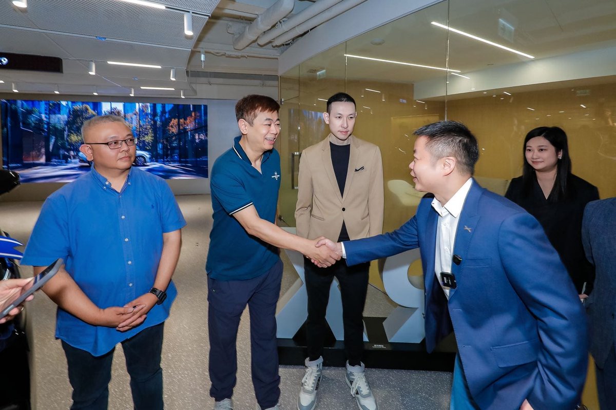 Just delivered 3 XPENG X9s at our Tech Experience Center in Hong Kong yesterday. The owners loved the rear-wheel steering—perfect for weaving through narrow city streets.
We're rolling out more hypercharging stations soon. Next year, a coffee break = a full charge.
#XPENG https://t.co/fZtm5afDmt