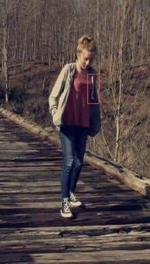 Viennahh's tweet image. The sweater Kelsi said Abby borrowed, pretty similar, right?

In the fishing pic Abby’s wearing a hoodie without zipper all the way down,
string is also thin &amp;amp; gray

Could it be Libby’s sweater both Kelsi &amp;amp; Abby had borrowed? 

#delphi #libbyandabby #richardallen #delphimurders