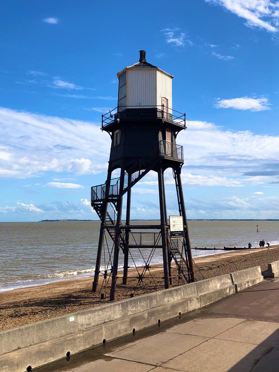 chris_davison1's tweet image. Thank you @RoyLilley 🙏

Mum continues to enjoy your artwork of a local landmark in her home town 🌤️

#ThrowbackThursday from last week when Mum was surrounded by her children, grandchildren and great grandchildren #FourGenerations #Family 🤗