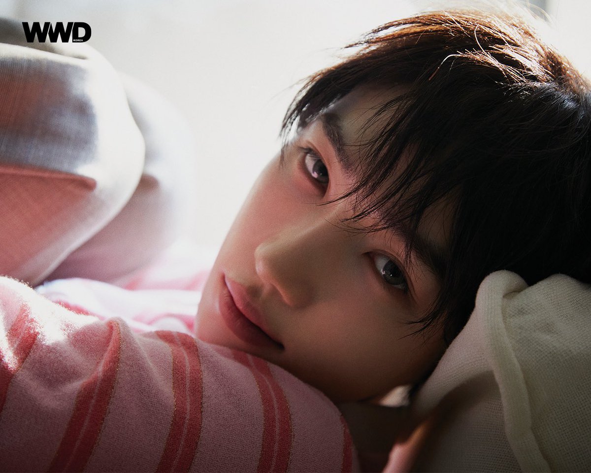 wwdkorea's tweet image. #THEBOYZ #더보이즈 #NEW #뉴 #제작지원
“지금을 제일 열심히 살아야 한다는 그 루틴, 강박관념이 제 원동력이에요. 그런 과정들이 있기에 지금의 제가 있는 거니까요.”
가장 ‘나’다운 순간을 살아가는 뉴의(@theboyz_officl) 더 많은 화보와 인터뷰를 WWD 5월호에서 만나보세요.