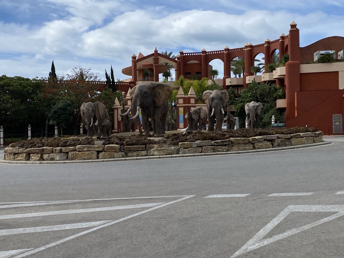 Final morning in Malaga - a walk to the beach for an hour of shopping and fun