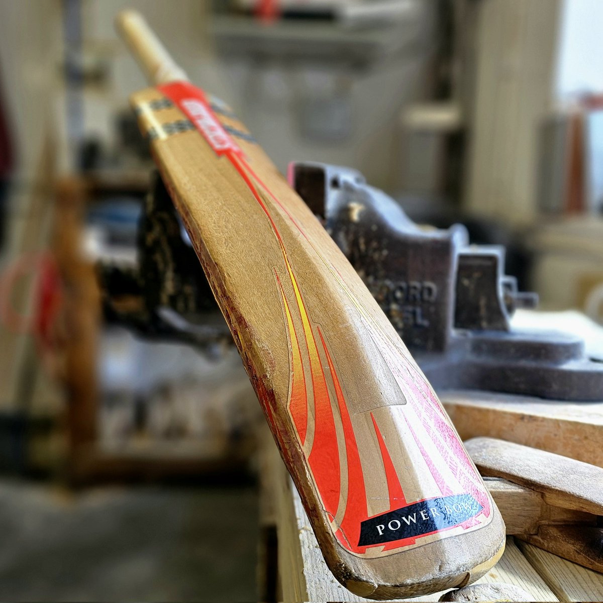 An early 2000s Powerbow in for a re-handle and refurb - seen some action but plenty of life left in the blade yet. Hopefully catch up with this one when finished, should clean up really nicely.

#BatRepairs #Cricket #CricketSeason #CricketTwitter
